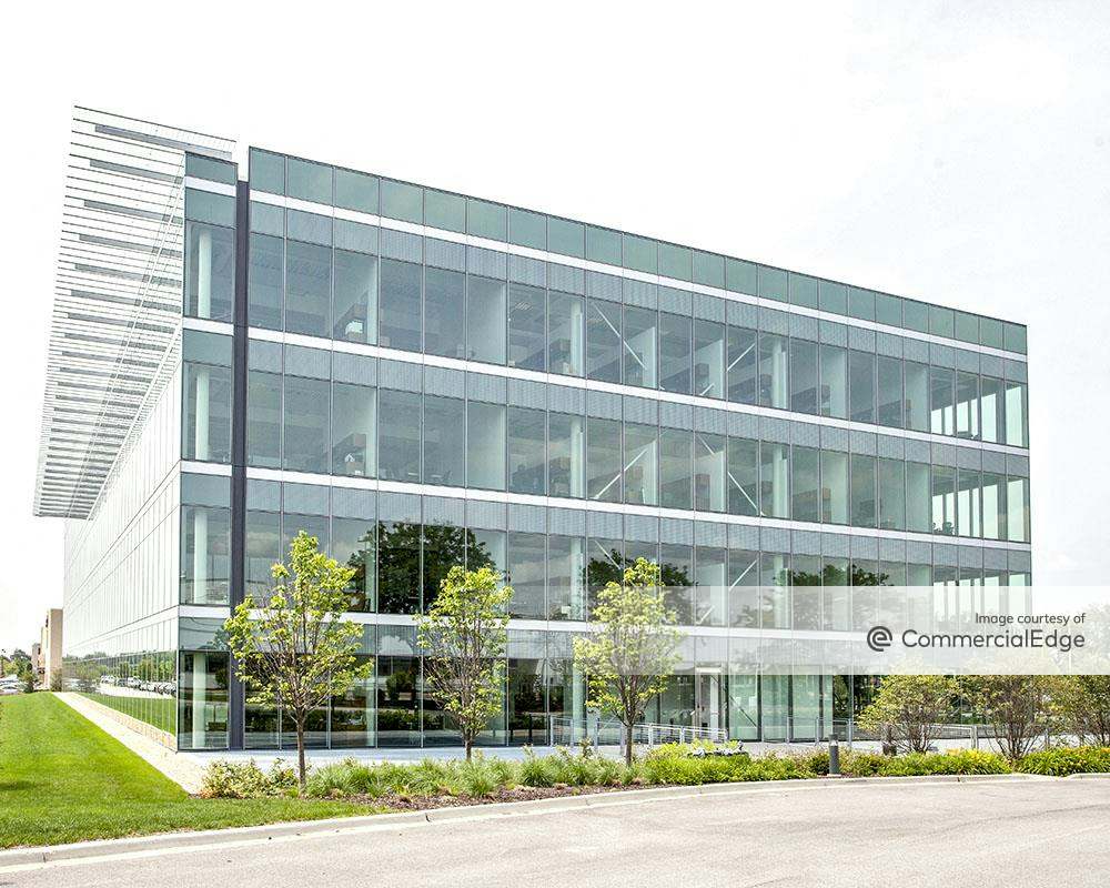 Hub Group International Headquarters 2000 Clearwater Drive, Oak Brook